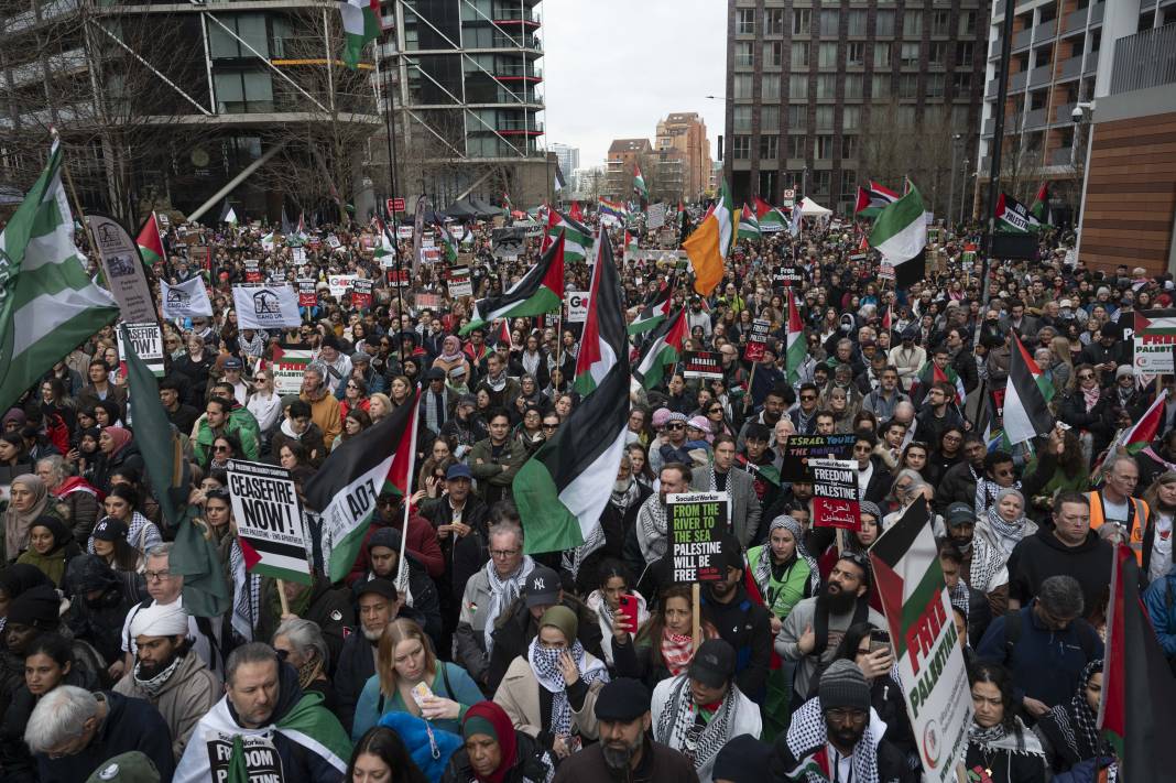 Londra ve Saraybosna'da İsrail protestosu! Binlerce kişi sokaklara döküldü 18